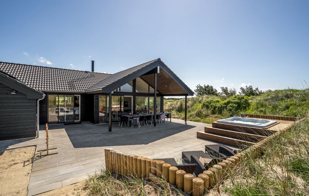 Sommerhus med udespa på terrassen