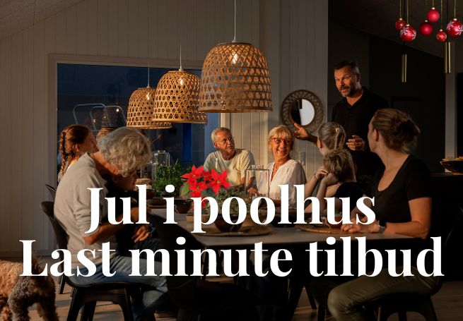 Familie omkring spisebord i sommerhus med tekst på billede: Jul i poolhus - Last minute tilbud