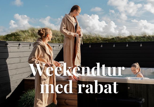 Tre kvinder i og omkring et udendørs spabad samt tekst på billede: Weekendtur med rabat
